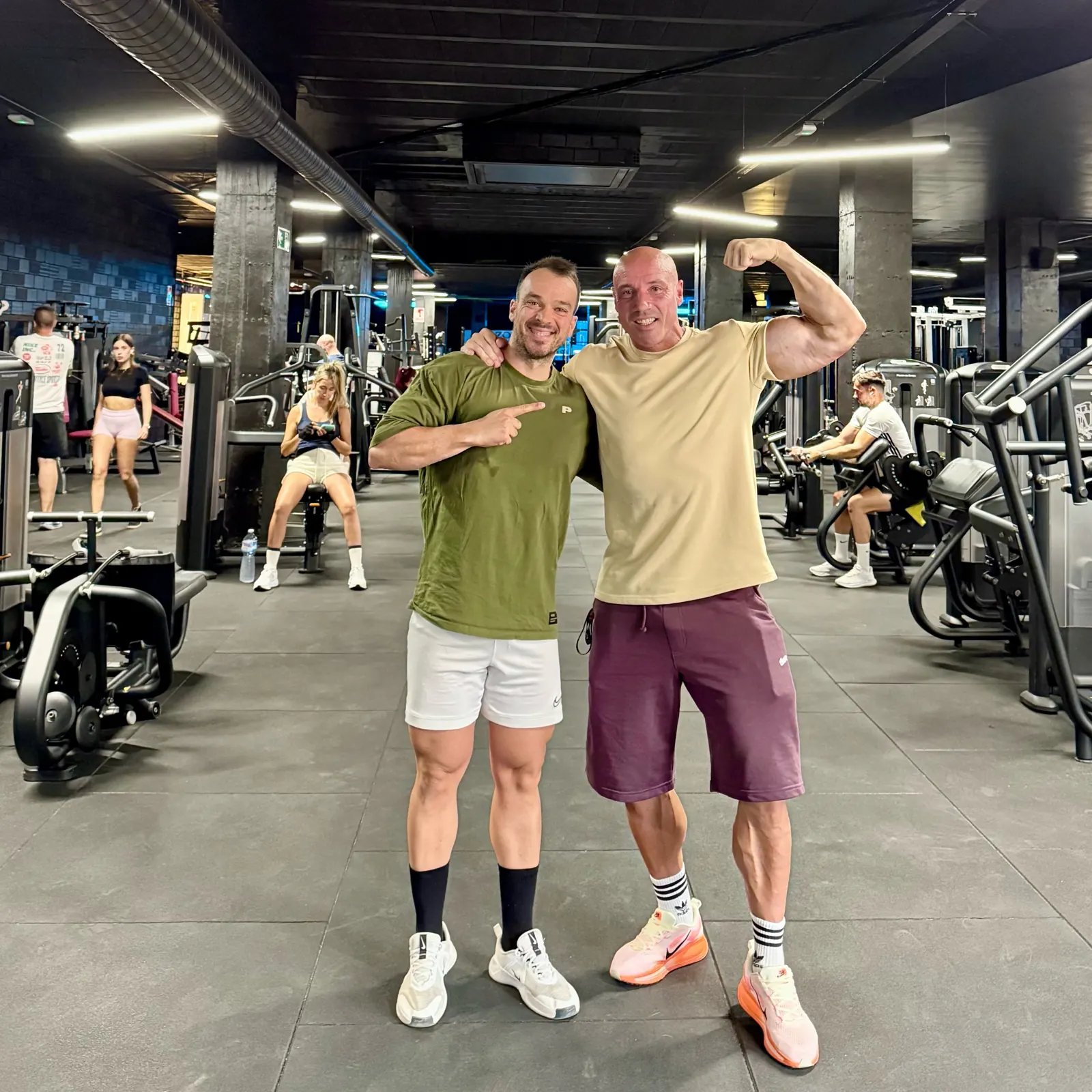 Vista amplia de la sala de musculación de CrossElite con socios entrenando